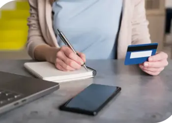 Aumentare il plafond della carta di credito, oltre a permettervi di avere una maggiore quantità di denaro a disposizione, è un segno che siete un cliente in grado di pagare e gestire quella somma, usata in modo responsabile. Immagine via Freepik.