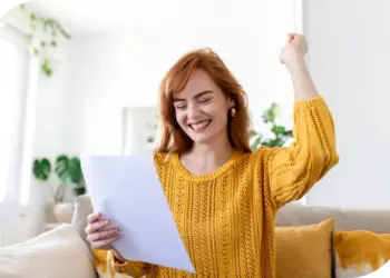 Evitare di utilizzare più del 30% della carta di credito ogni mese può dare un segnale positivo alle banche sulla vostra solvibilità finanziaria. Immagine via Freepik.