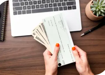 La cambiale è un documento di promessa di pagamento, con il quale una persona fisica o giuridica si impegna a pagare una certa somma di denaro nei tempi e nei modi concordati nel documento; la cambiale viene annullata non appena il debito è stato interamente pagato. Immagine via Freepik.com