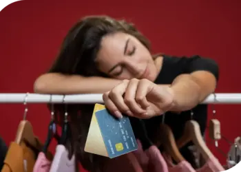 Al giorno d'oggi, con i social media, i post “perfetti” su Instagram e i video “ideali” su TikTok che creano l'immagine che il successo sia legato a una vita piena di lusso, molte persone sono influenzate da questo “bombardamento” sociale che crea stereotipi di vite irrealistiche. Immagine da FreePik.com